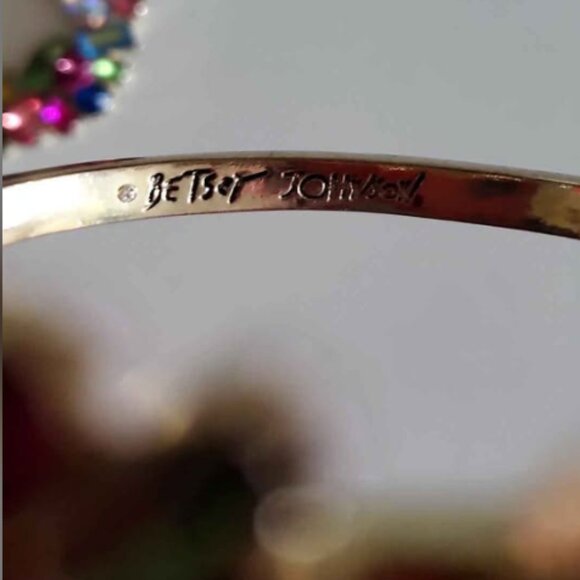 Betsey Johnson Bridal Floral Set - Picture 5 of 5